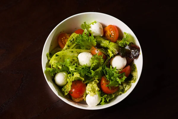 Gemüsesalat mit Käse und Tomaten Kräuter — Stockfoto