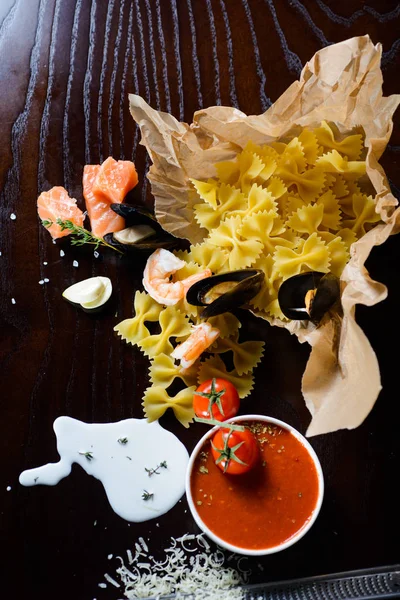 Food ingredients for Italian spaghetti, tomatoes, fish and milk — Stock Photo, Image