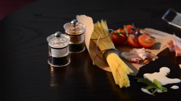 Voedselingrediënten voor Italiaanse spaghetti, tomaten en spek — Stockvideo