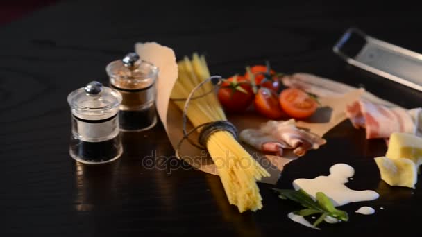 Ingredientes alimentares para esparguete italiano, tomate e bacon — Vídeo de Stock
