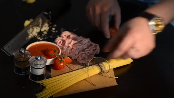 Voedselingrediënten voor Italiaanse spaghetti, tomaten en vlees — Stockvideo