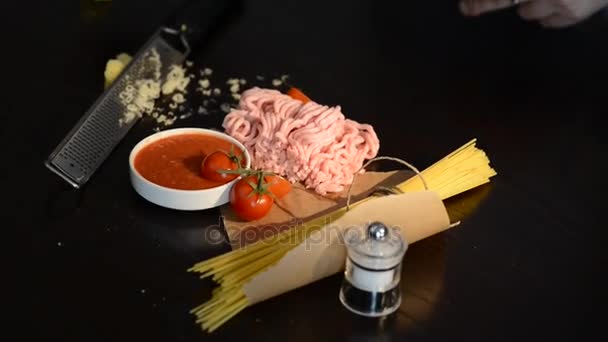 Voedselingrediënten voor Italiaanse spaghetti, tomaten en vlees — Stockvideo