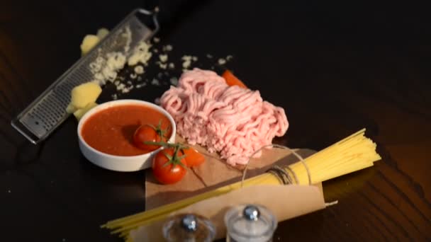 Zutaten für italienische Spaghetti, Tomaten und Fleisch — Stockvideo