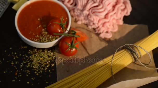 Livsmedelsingredienser för italienska spagetti, tomat och — Stockvideo