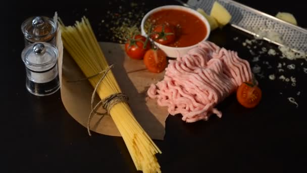 Ingrédients alimentaires pour spaghetti italien, tomate et viande — Video