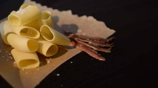 Voedingsmiddelen en nieuwe voedselingrediënten voor Italiaanse pasta — Stockvideo