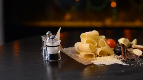 Voedingsmiddelen en nieuwe voedselingrediënten voor Italiaanse pasta — Stockvideo