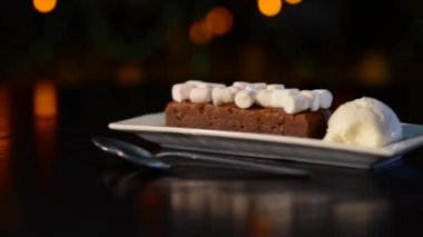 Beyaz bir plaka üzerinde kahverengi yerli kek