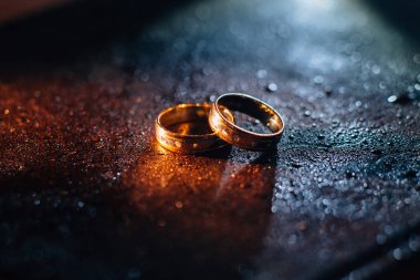 Alyans karşı Su damlacıkları ile