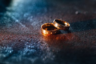 Alyans karşı Su damlacıkları ile