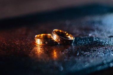 Alyans karşı Su damlacıkları ile