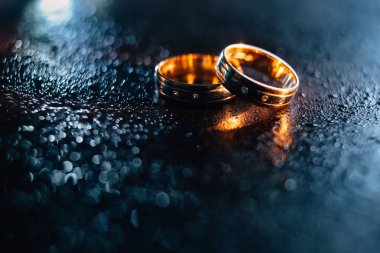 Alyans karşı Su damlacıkları ile