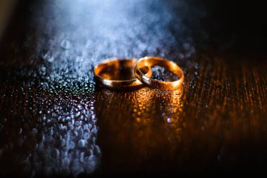 Alyans karşı Su damlacıkları ile