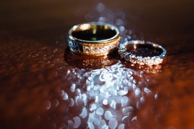 Alyans karşı Su damlacıkları ile