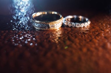 Alyans karşı Su damlacıkları ile