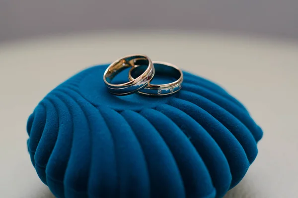 Zásnubní prsten v poli — Stock fotografie