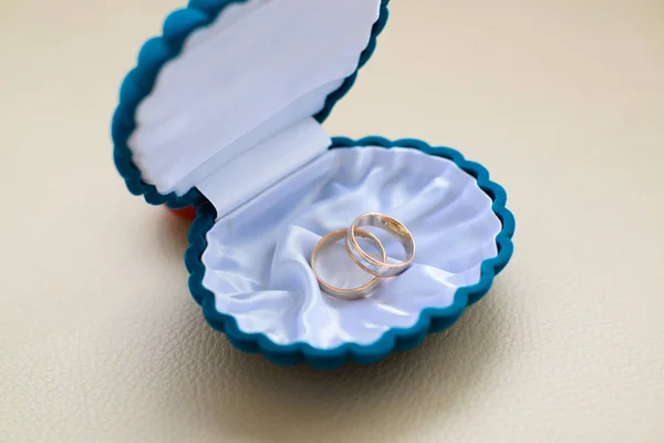Обручальное кольцо в коробке — стоковое фото