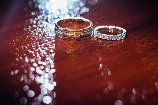 Anillos de boda con gotitas de agua contra — Foto de Stock