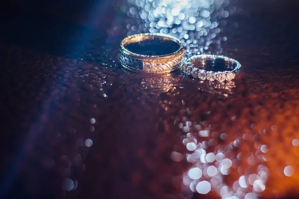 与水滴对结婚戒指 — 图库照片