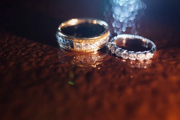 与水滴对结婚戒指 — 图库照片