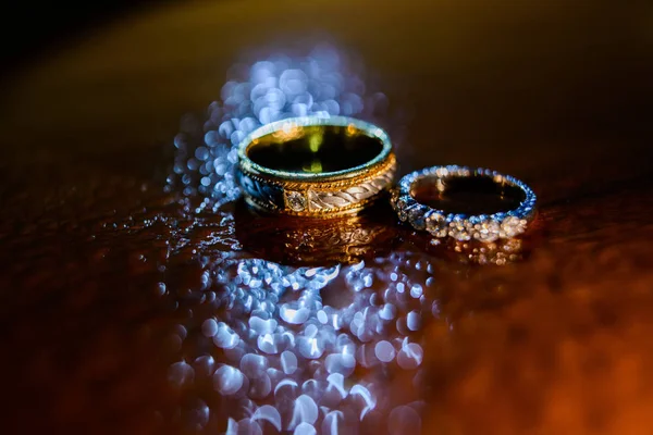 Anillos de boda con gotitas de agua contra — Foto de Stock