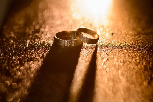 Snubní prsteny s kapičkami vody proti — Stock fotografie