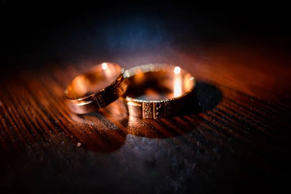 Anillos de boda con gotitas de agua contra — Foto de Stock