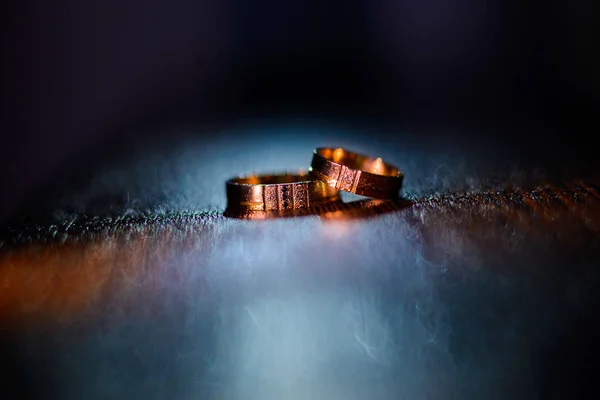 Anillos de boda con gotitas de agua contra — Foto de Stock