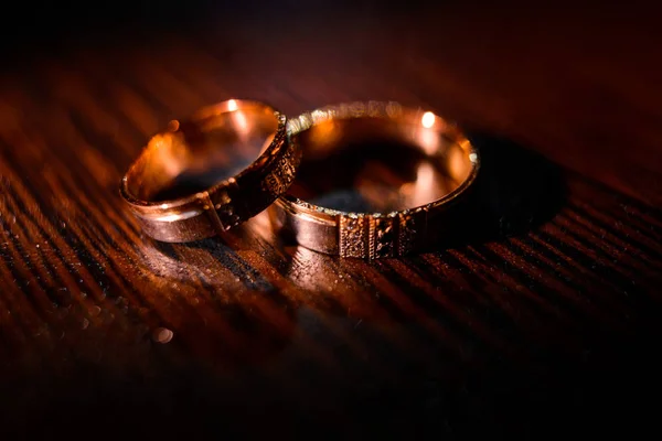 Anillos de boda con gotitas de agua contra — Foto de Stock