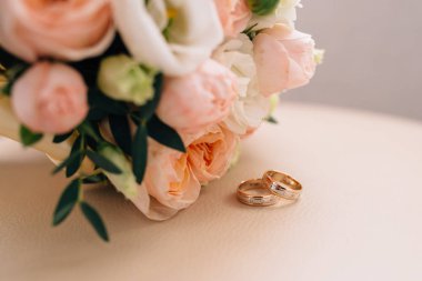 ışık arka plan bej düğün buketi