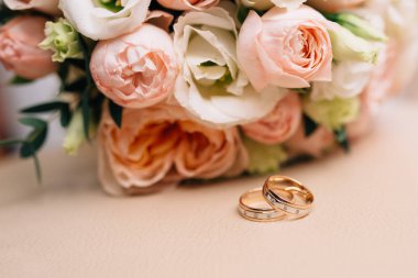 ışık arka plan bej düğün buketi