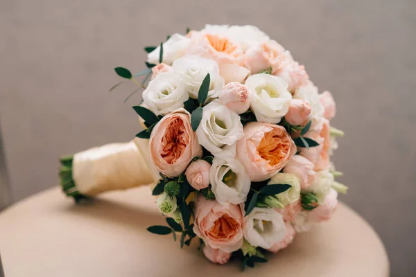 Bouquet de casamento bege no fundo claro — Fotografia de Stock