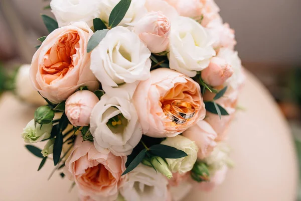 Beige Wedding bouquet on light background — Stock Photo, Image