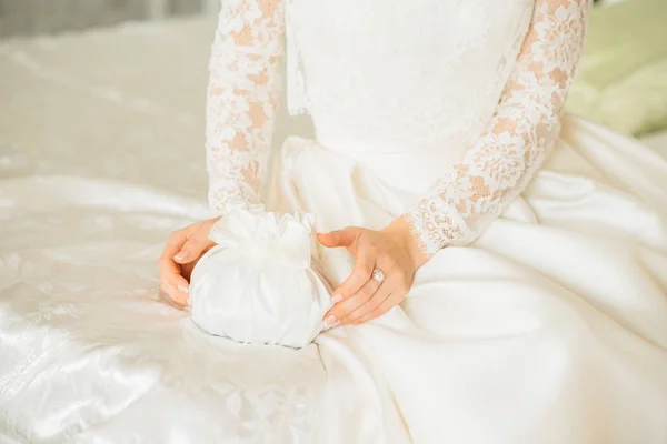 Nevěsta vytáhne krabici s bílým tašku s snubní prsteny nebo dárek — Stock fotografie