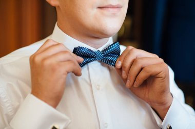 Ellerini kravatla keman