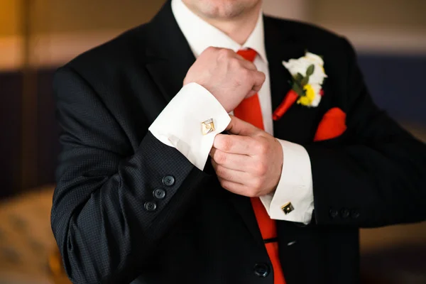 The man in the blue jacket, straightens his tie. — Stock Photo, Image
