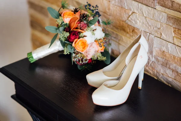 Wedding shoes bride on dark table — Stock Photo, Image