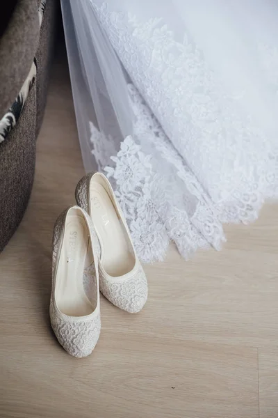 Krásné svatební šaty a boty — Stock fotografie
