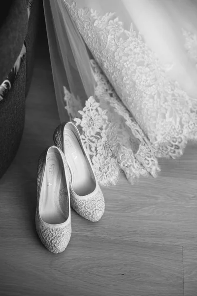 Krásné svatební šaty a boty — Stock fotografie