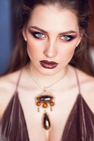 Porträtt av vacker flicka med smycken på halsen — Stockfoto