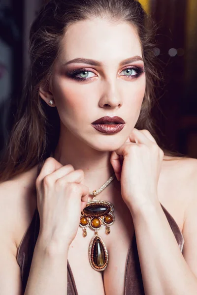 Retrato de una hermosa chica con joyas en el cuello — Foto de Stock