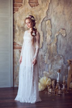 Güzel genç gelin akşam saç modeli ve lüks elbise.