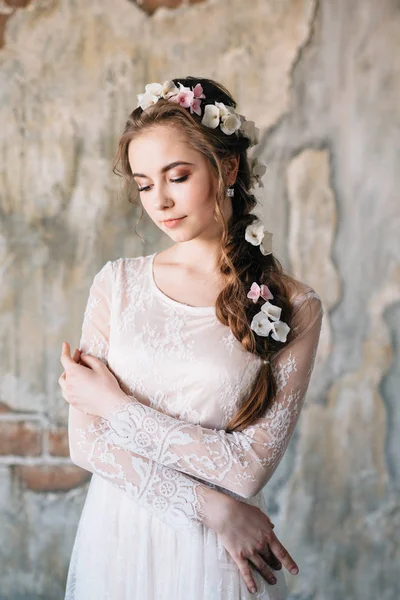 Bella giovane acconciatura da sposa a sera e abito di lusso . — Foto Stock