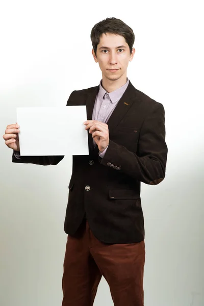 Feliz hombre de negocios presentando papel vacío . — Foto de Stock