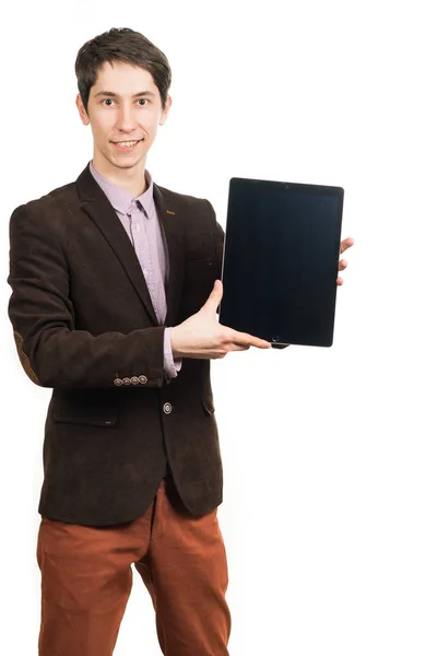 Joven hombre alegre hombre de negocios en traje de trabajo en la tableta digital y sonriendo mientras está de pie aislado —  Fotos de Stock