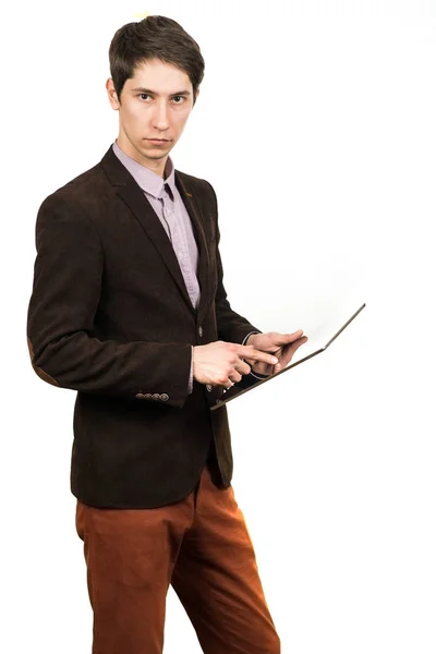 Vrolijke jongeman zakenman in pak werken op digitale tablet en glimlachen terwijl staande geïsoleerd — Stockfoto