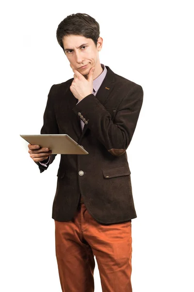 Retrato de hombre guapo pensando y buscando negocio con una tableta en mano aislada —  Fotos de Stock