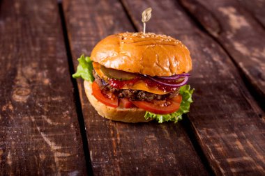 sığır eti Burger peynir ve ahşap zemin üzerine pastırma ile