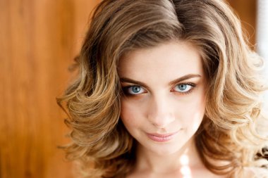 uzun kıvırcık saçlı genç güzel kadın