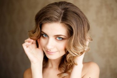 uzun kıvırcık saçlı genç güzel kadın